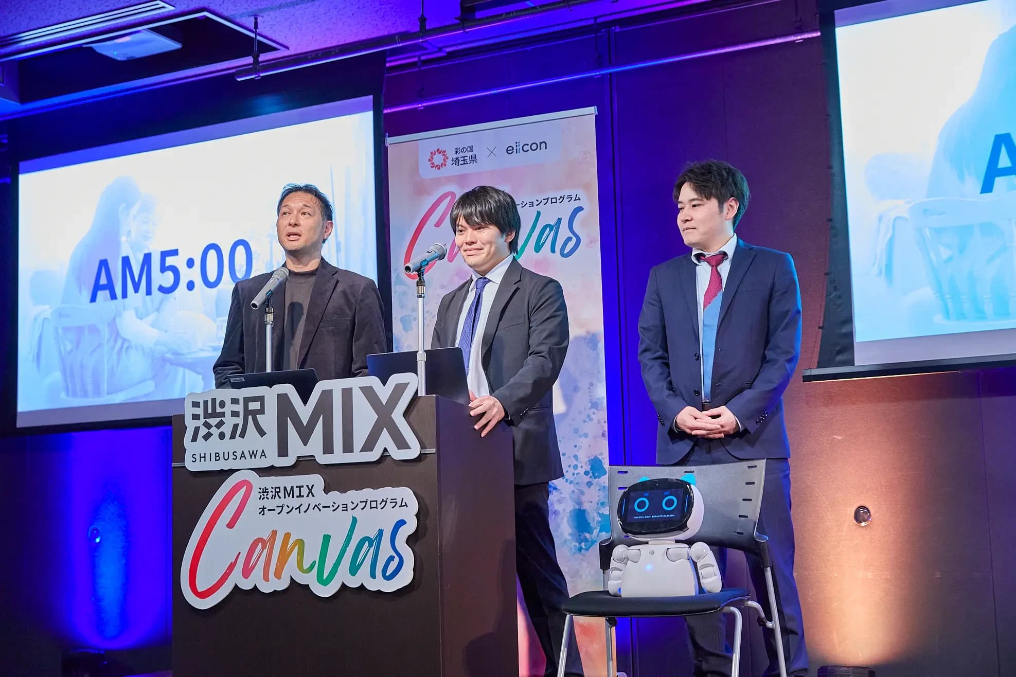 渋沢MIX Canvas成果発表会で登壇する代表の角田と、AIコミュニケーションロボットKebbi